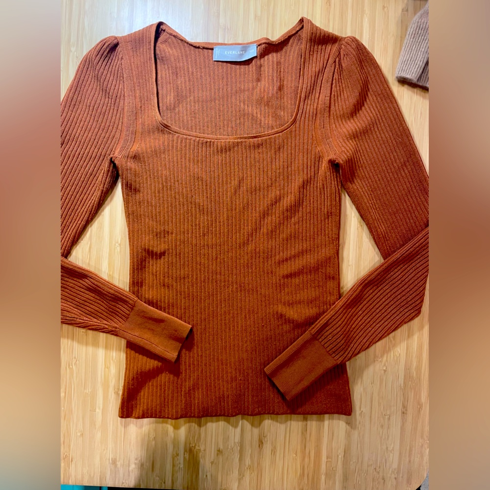 Square neck, ribbed, fitted, long sleeve shirt.
